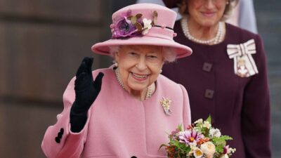 Queen Elizabeth will not abdicate her throne: Report